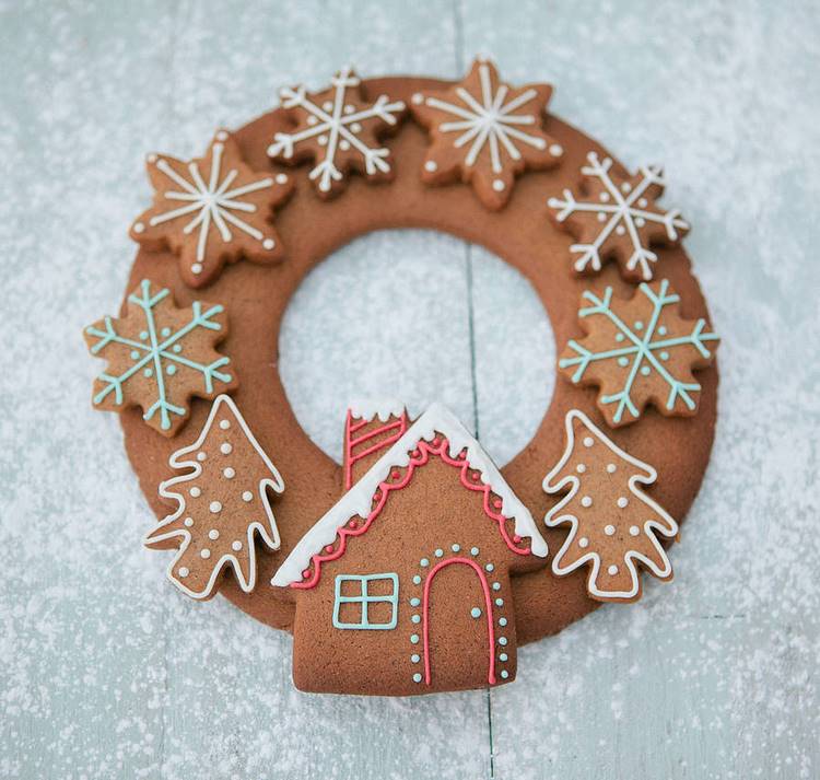 How to Make a Gingerbread Cookie Christmas Wreath