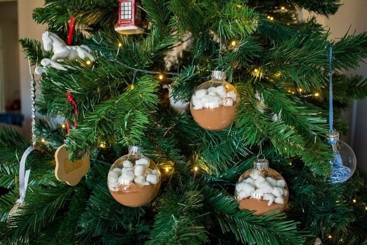 DIY decoration for the Christmas tree with transparent balls