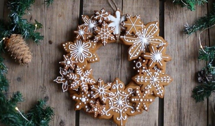How to Make a Gingerbread Cookie Christmas Wreath