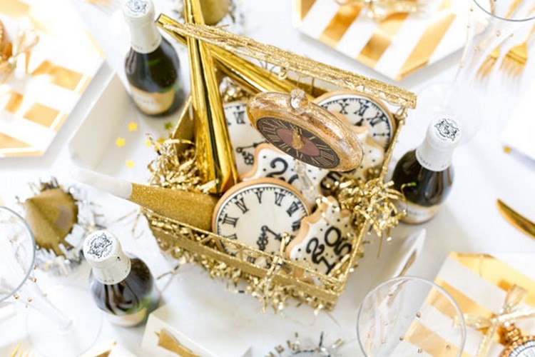 Cool New Years Eve Tablescape in gold and white