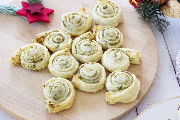 Christmas menu snacks and appetizers ideas Puff pastry pesto rolls recipe