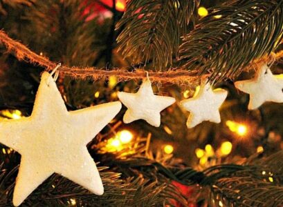 Star-garland-Christmas-tree-decorating-ideas
