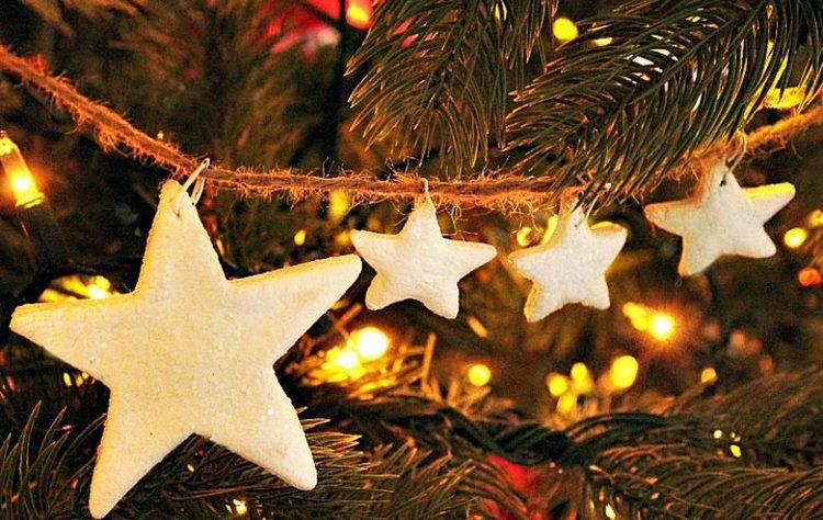 Star garland Christmas tree decorating ideas