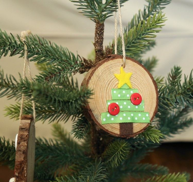Wood slice and buttons Christmas tree ornaments DIY decor ideas