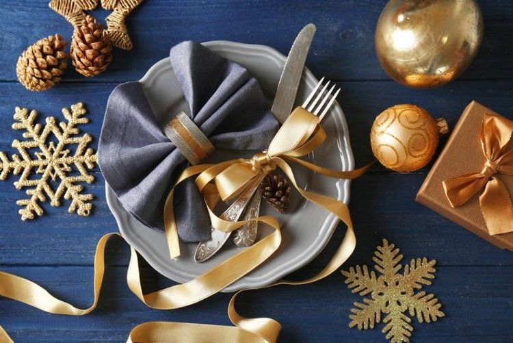 blue and gold tablscape place setting ideas
