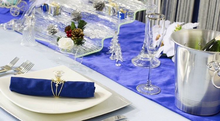 blue and white winter tablescape ideas