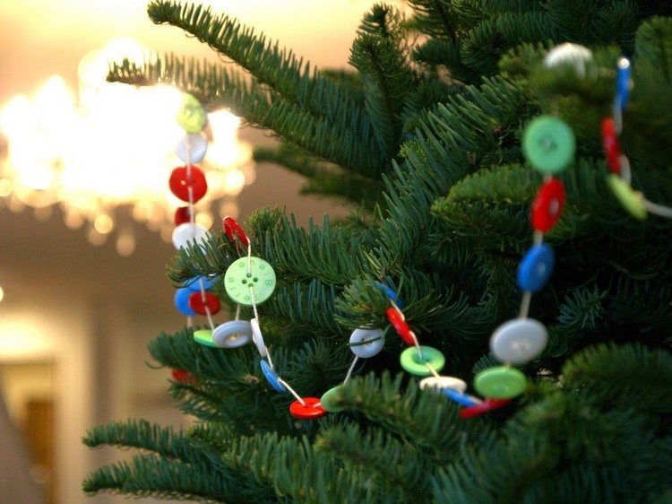 button crafts ideas DIY Christmas garland
