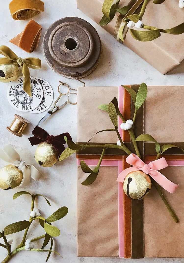 chic gift wrapping ideas Christmas bells flowers