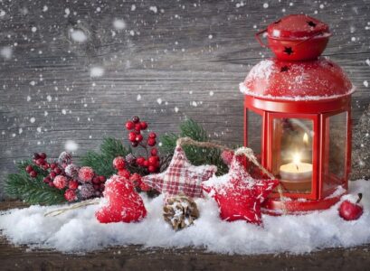 christmas-ornaments-lantern-and-fake-snow-DIY-festive-compositions