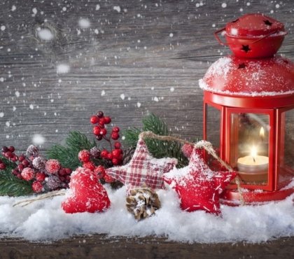 christmas-ornaments-lantern-and-fake-snow-DIY-festive-compositions