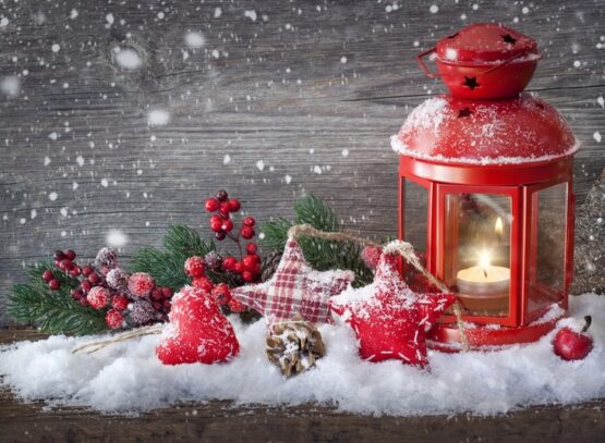 christmas-ornaments-lantern-and-fake-snow-DIY-festive-compositions