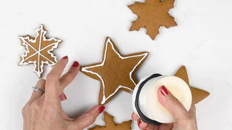 decorate gingerbread cookies to make edible wreath