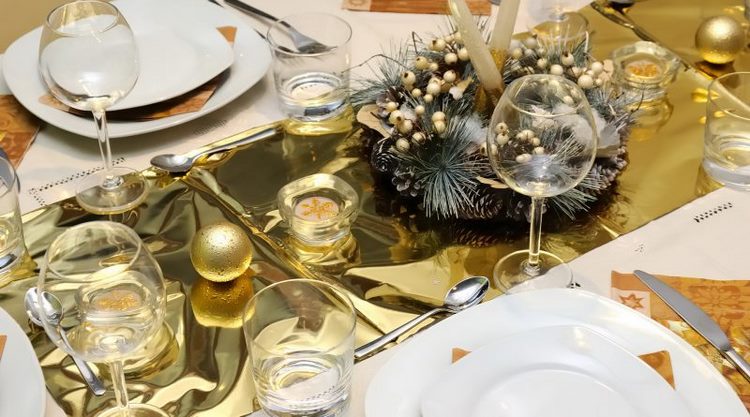 gold centerpiece festive table decor ideas for new years eve