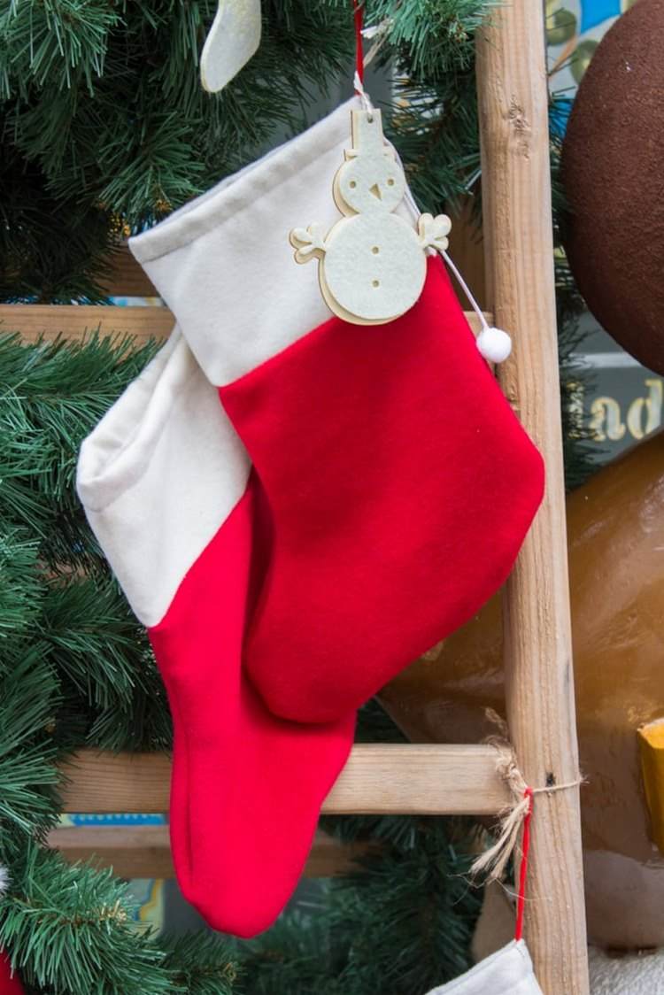 Hängen Sie Strümpfe auf Holzleiter Weihnachtsdekorideen