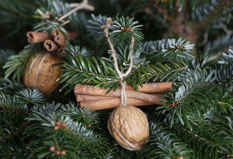 homemade Christmas tree ornaments cinnamon sticks walnuts