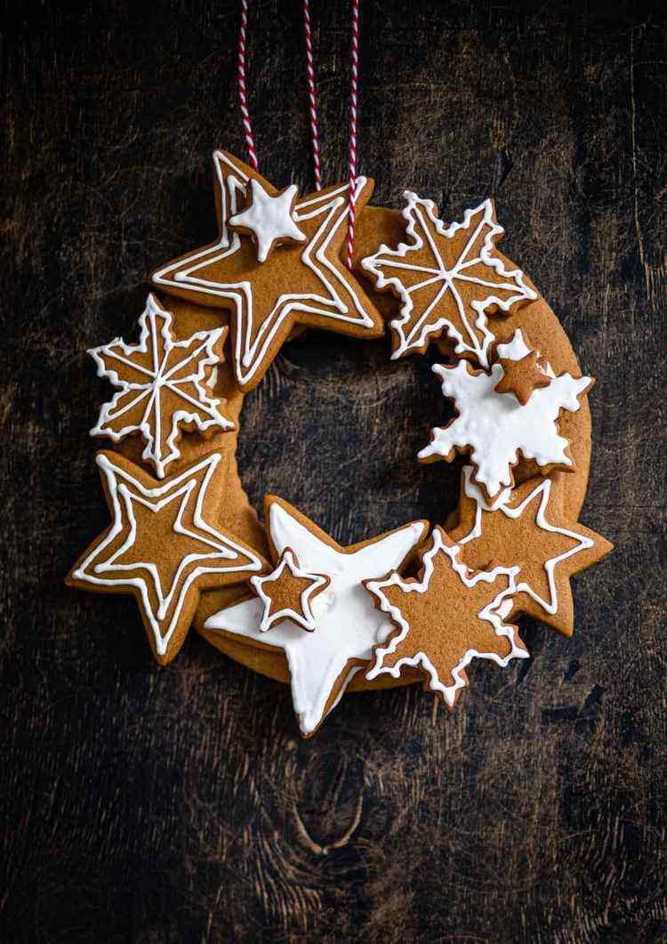 homemade gingerbread wreath ideas edble Christmas ornaments and decorations
