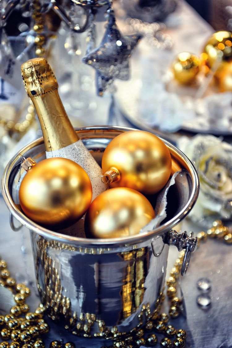 how to decorate the table on new years eve ideas in gold and silver