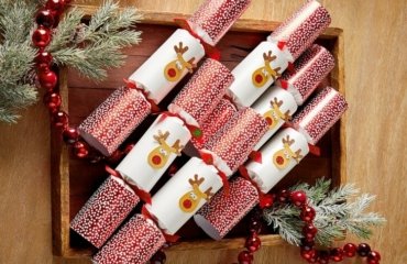 make-Christmas-crackers-special-gesture-for-guests-at-the-festive-table