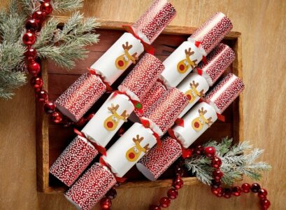make-Christmas-crackers-special-gesture-for-guests-at-the-festive-table