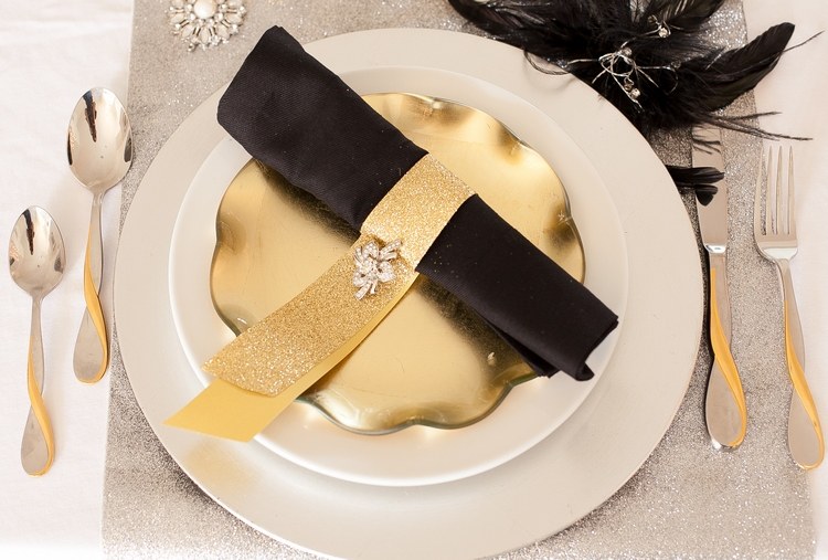 new years eve place setting ideas black and gold theme