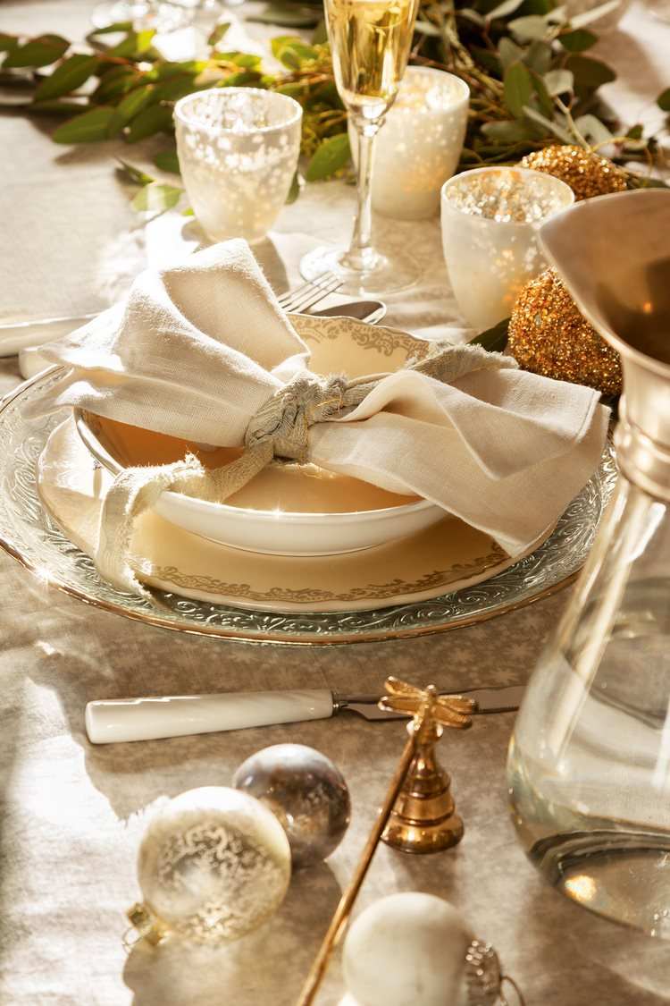 white and gold table decoration New years eve ideas