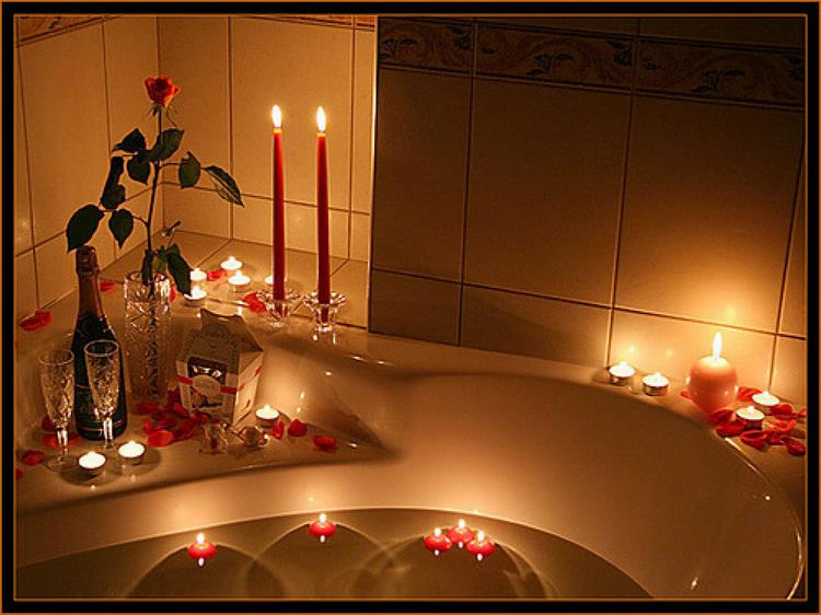Bathroom decoration Valentines Day ideas rose petals candles