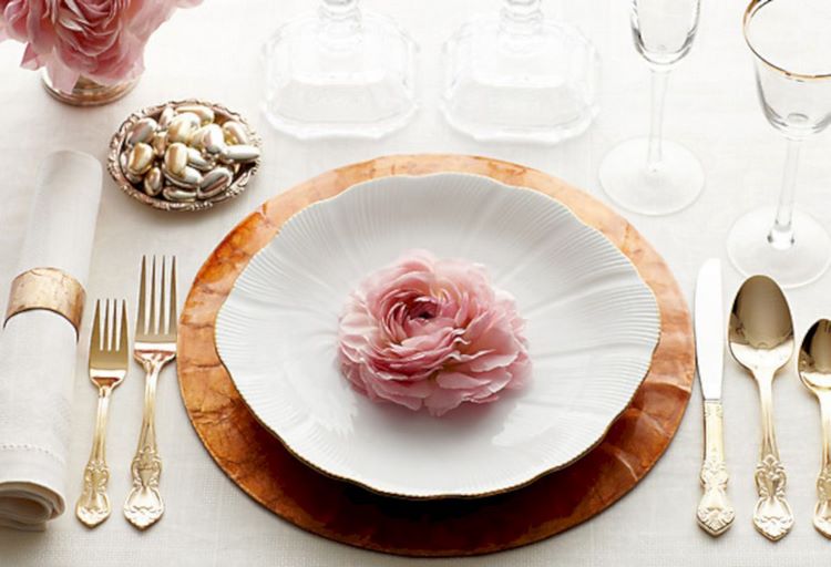 elegant table decorating ideas for Valentines day in soft colors