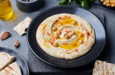 hummus-chickpea-dip-and-pita-bread