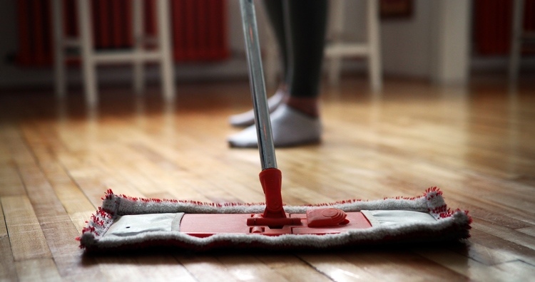 cleaning the home in 15 minutes tips mop the floor