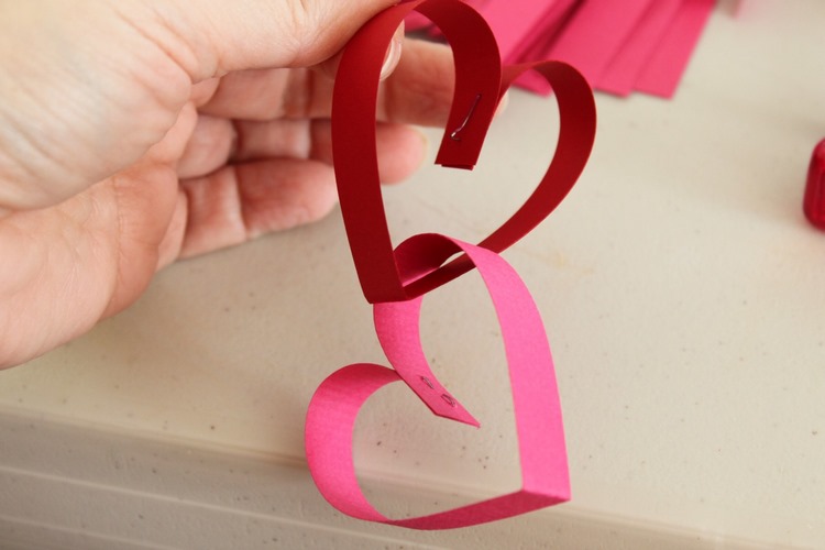 DIY Construction Paper Garland for Valentines Day