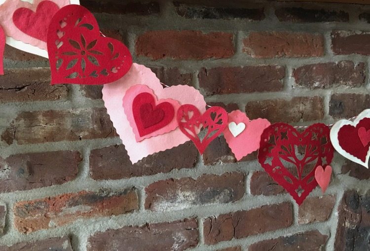 DIY Valentines Day garland ideas fireplace decor