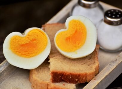 How-to-make-heart-shaped-boiled-eggs-for-Valentines-Day-breakfast-ideas