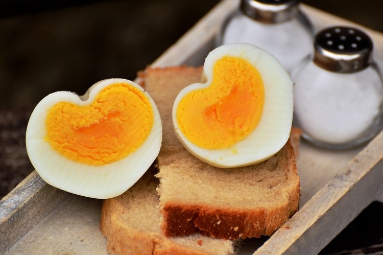 How to make heart shaped boiled eggs for Valentines Day menu ideas