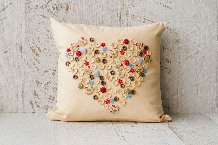 homemade gift ideas button heart pillow Valentines day craft projects