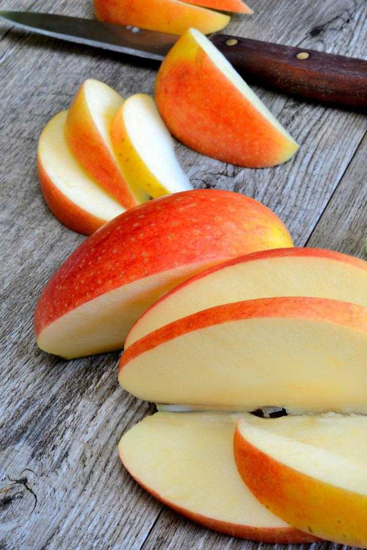 apple slices absorb the unpleasant odors in the refrigerator