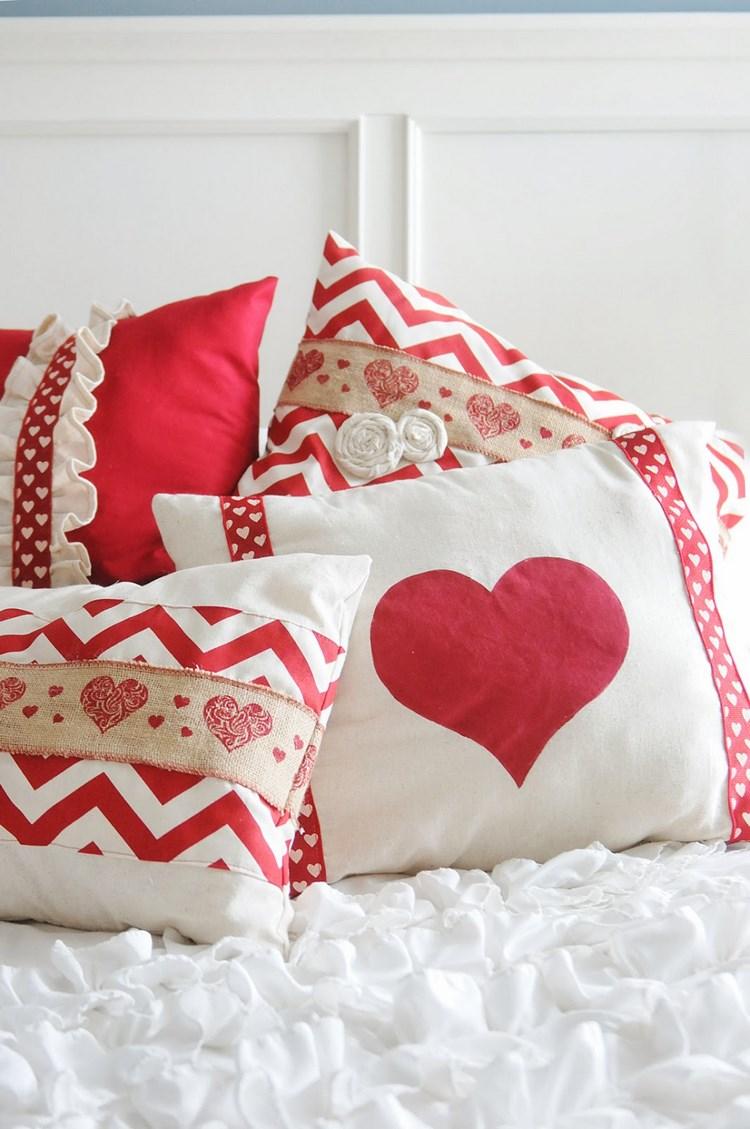 Valenties day bedroom decoration ideas with decorative pillows