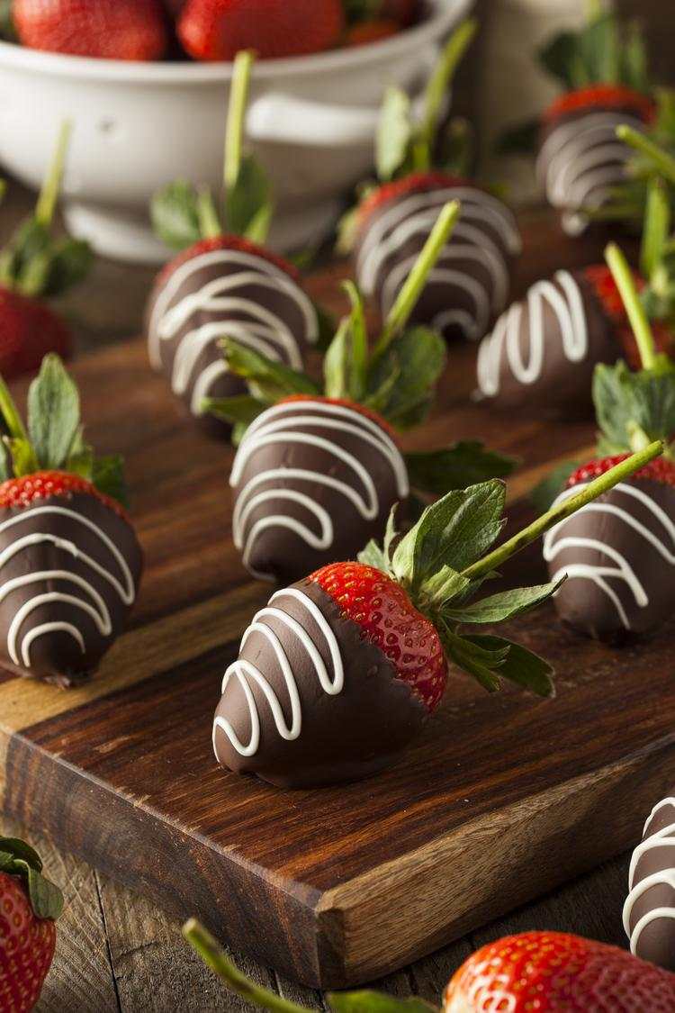 homemade chocolate dipped strawberries Valentines day ideas