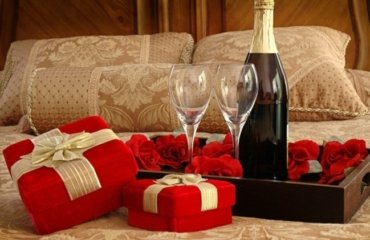 romantic-bedroom-decorating-ideas-roses-gifts-boxes-champagne