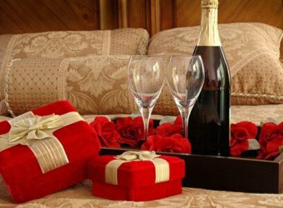 romantic-bedroom-decorating-ideas-roses-gifts-boxes-champagne