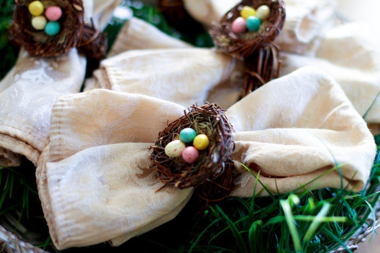 DIY Easter napkin rings mini nests with colored eggs