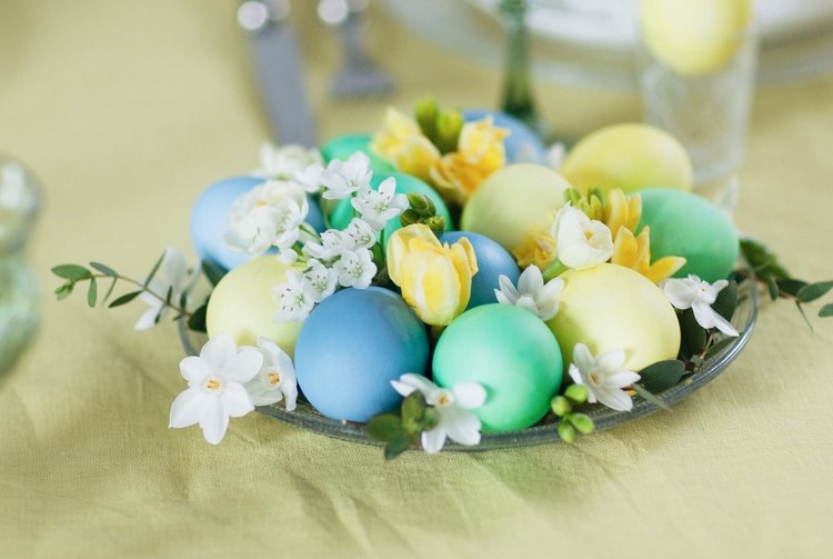DIY Easter table centerpiece ideas colored eggs and flowers
