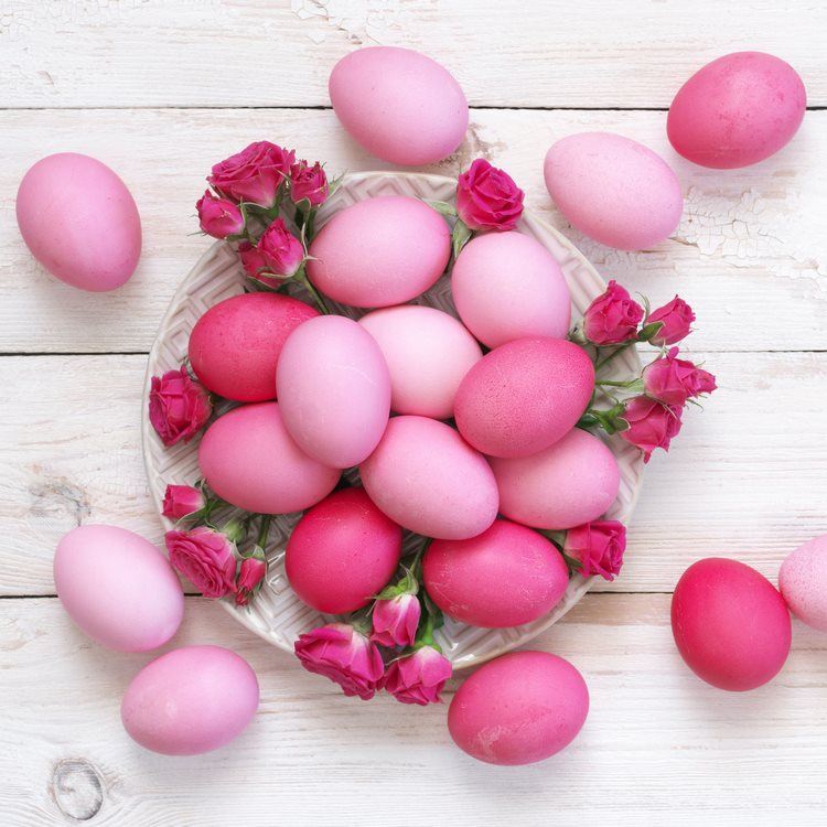 DIY easter centerpiece ideas pink eggs and rose buds
