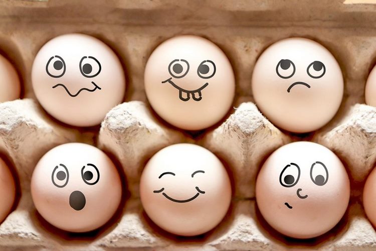 DIY funny Easter eggs draw faces