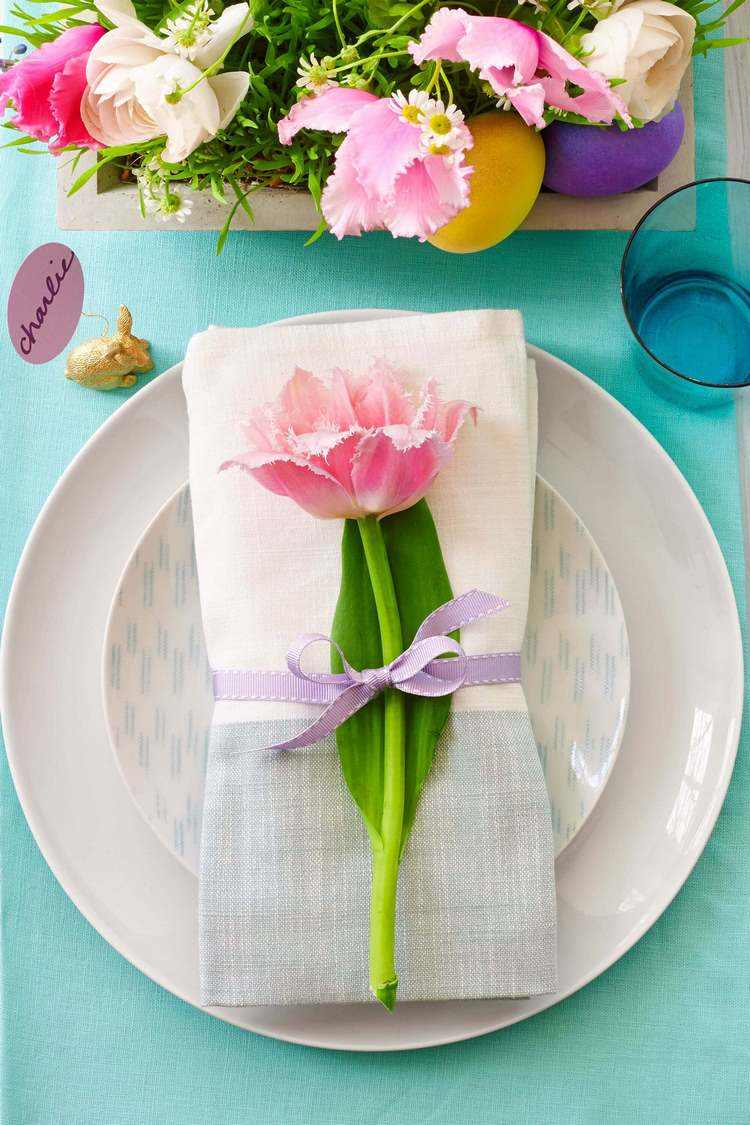 Easter napkin decorating ideas fresh flowers and ribbons