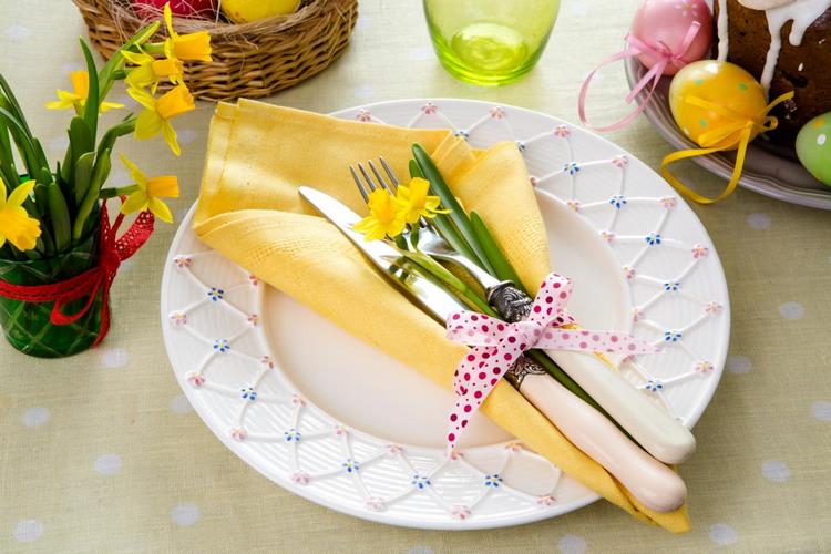 Easter napkin decorating ideas spring flowers ribbons