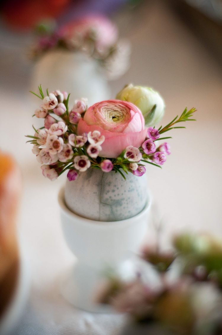 Easter table decorating ideas mini bouquets in eggshells