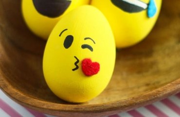 How-to-Make-Emoji-Easter-Eggs-3-Easy-Egg-Decorating-Ideas-for-Kids