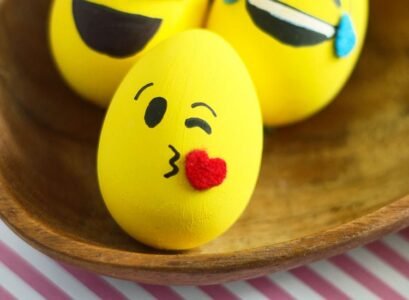 How-to-Make-Emoji-Easter-Eggs-3-Easy-Egg-Decorating-Ideas-for-Kids