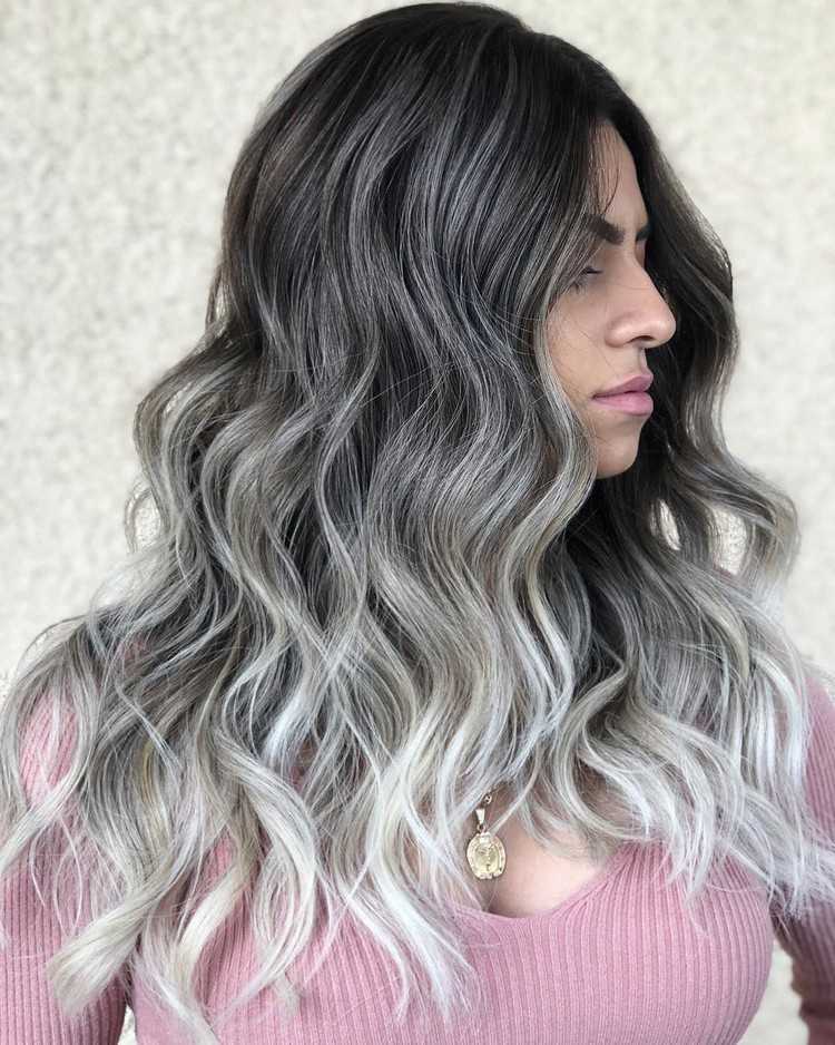 Salt-and-pepper-hair-coloring-with-highlights