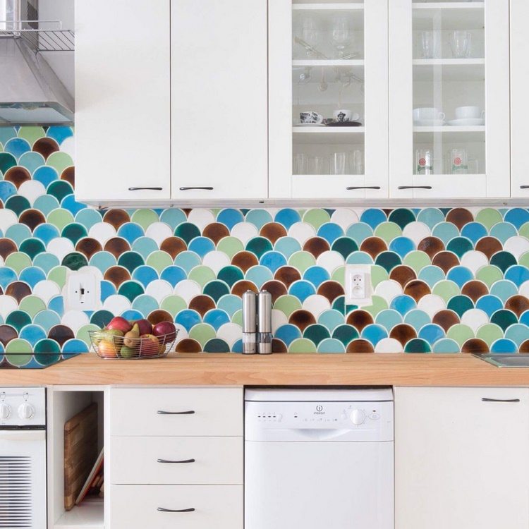 accent colors in white kitchen backsplash tile designs